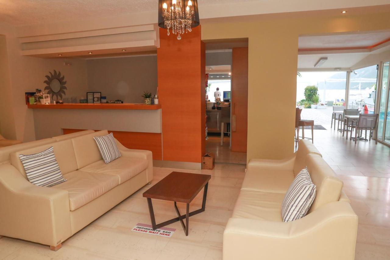 Cosmos Hotel 瓦西利基 外观 照片